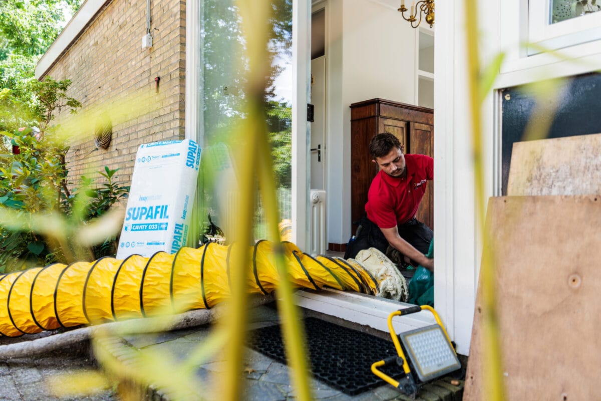 Medewerker isolatiebedrijf isoleert de vloer