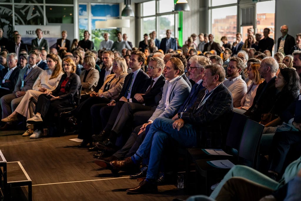 Zaal vol bezoekers tijdens AI-fabriek bijeenkomst in Niemeyer in Groningen