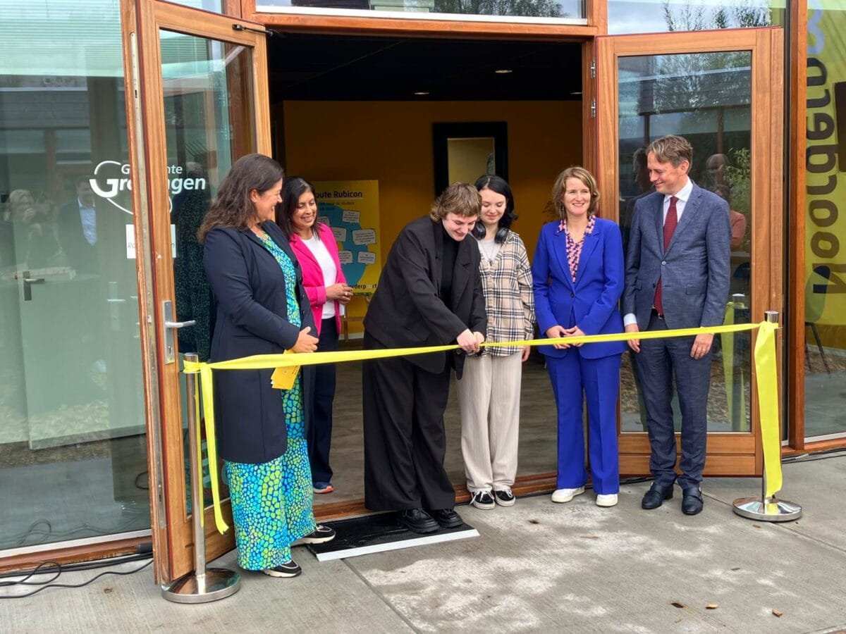 Personen knippen lintje door om startsein te geven