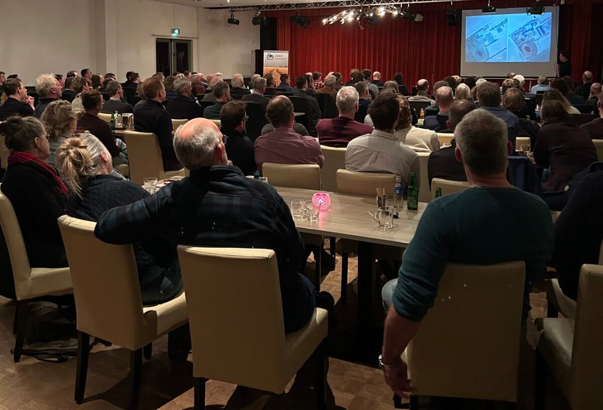 bezoekers in een zaal bij de bijeenkomst van het Agroprogramma